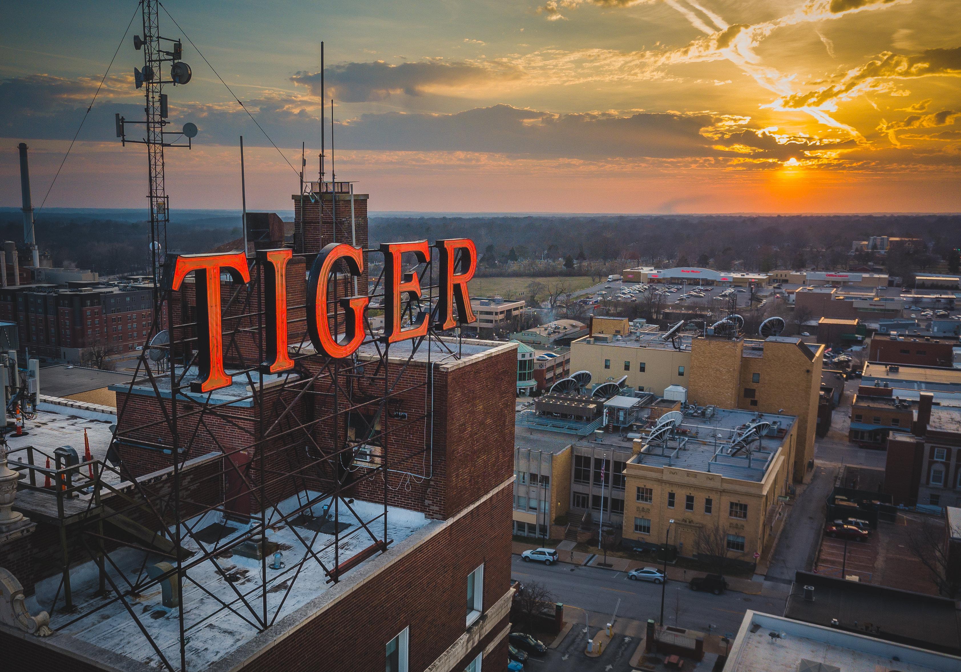Voco The Tiger Hotel, Columbia, Mo By Ihg Экстерьер фото